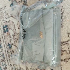 Freshly Picked Crossbody in stone gray